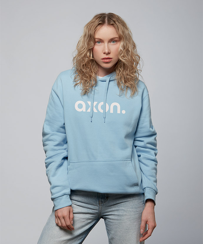 Frau mit hellblauem Hoodie mit großem Druck
