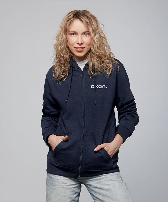 Frau mit dunkelblauem Hoodie, mit langem Reißverschluss und Druck auf der Brust.